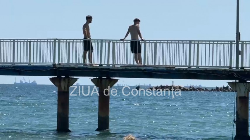 foto video distractie periculoasa in statiunea mamaia tinerii se arunca in mare de pe pasarela pietonala foto video distractie periculoasa in statiunea mamaia tinerii se arunca in mare de pe pasarela pietonala