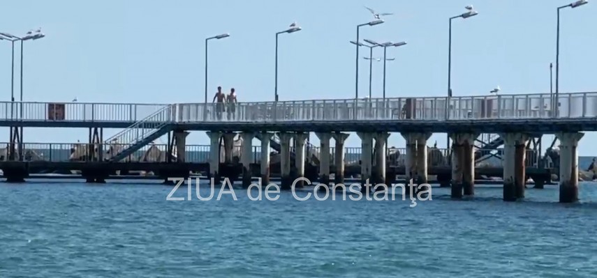 foto video distractie periculoasa in statiunea mamaia tinerii se arunca in mare de pe pasarela pietonala foto video distractie periculoasa in statiunea mamaia tinerii se arunca in mare de pe pasarela pietonala