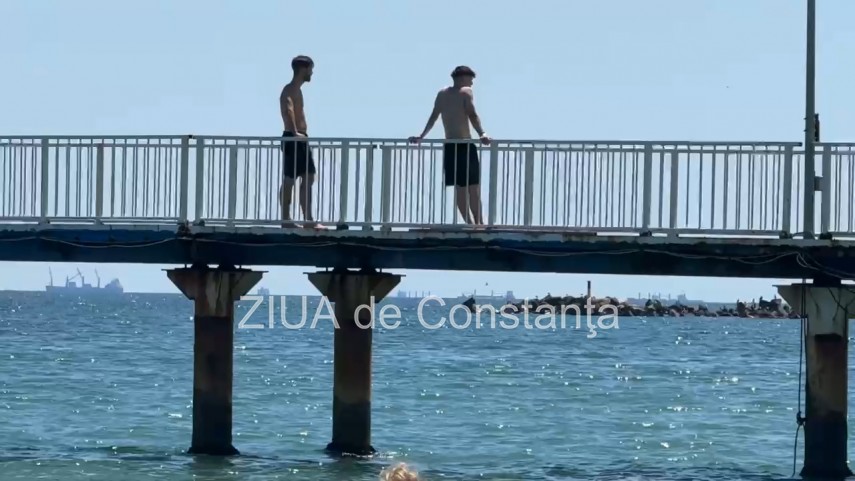 foto video distractie periculoasa in statiunea mamaia tinerii se arunca in mare de pe pasarela pietonala foto video distractie periculoasa in statiunea mamaia tinerii se arunca in mare de pe pasarela pietonala