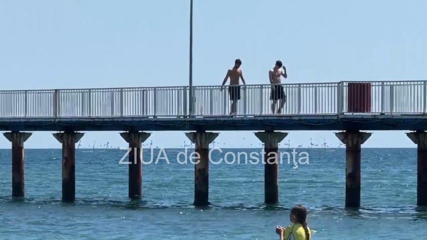 foto video distractie periculoasa in statiunea mamaia tinerii se arunca in mare de pe pasarela pietonala foto video distractie periculoasa in statiunea mamaia tinerii se arunca in mare de pe pasarela pietonala