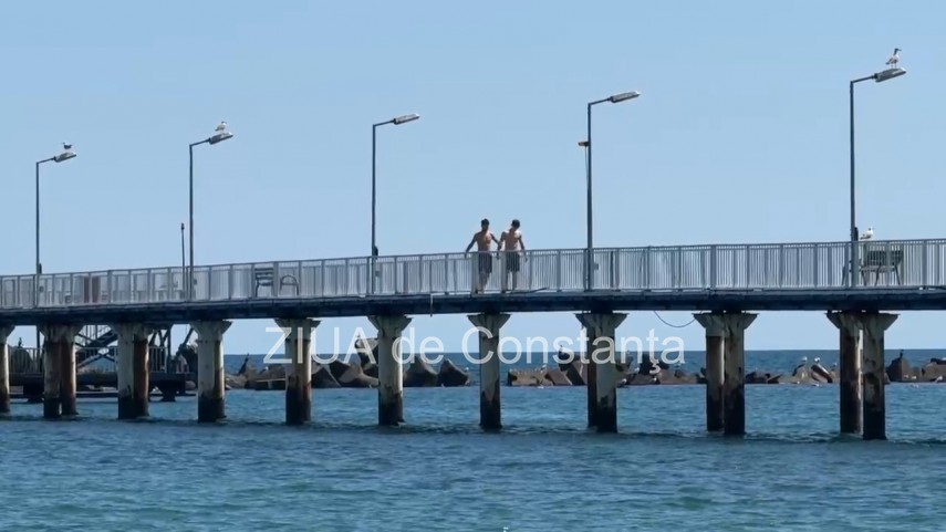 foto video distractie periculoasa in statiunea mamaia tinerii se arunca in mare de pe pasarela pietonala foto video distractie periculoasa in statiunea mamaia tinerii se arunca in mare de pe pasarela pietonala