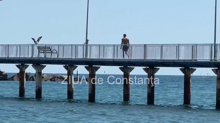 foto video distractie periculoasa in statiunea mamaia tinerii se arunca in mare de pe pasarela pietonala foto video distractie periculoasa in statiunea mamaia tinerii se arunca in mare de pe pasarela pietonala