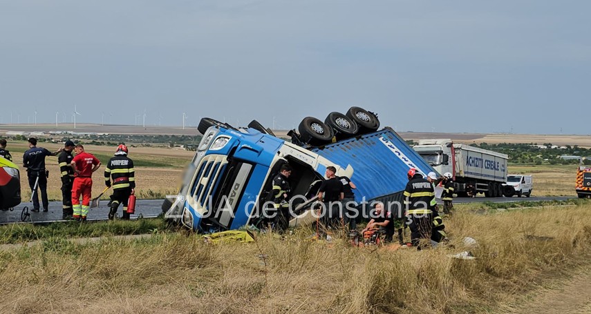 accident pe dn 22 constanta mihai viteazu traficul blocat dupa rasturnarea unui ansamblu rutier un pasager accident pe dn 22 constanta mihai viteazu traficul blocat dupa rasturnarea unui ansamblu rutier un pasager