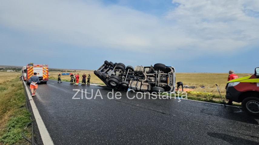 accident pe dn 22 constanta mihai viteazu traficul blocat dupa rasturnarea unui ansamblu rutier un pasager accident pe dn 22 constanta mihai viteazu traficul blocat dupa rasturnarea unui ansamblu rutier un pasager