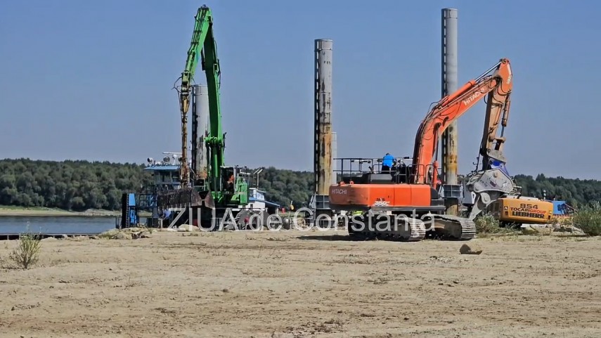 foto video operatiune in desfasurare pe dunare se lucreaza pentru a dirija o parte din debitul dunarii foto video operatiune in desfasurare pe dunare se lucreaza pentru a dirija o parte din debitul dunarii
