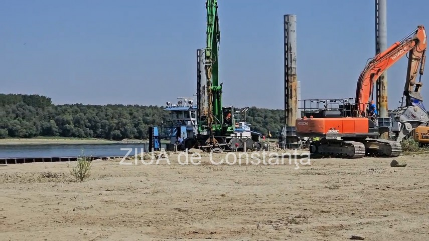 foto video operatiune in desfasurare pe dunare se lucreaza pentru a dirija o parte din debitul dunarii foto video operatiune in desfasurare pe dunare se lucreaza pentru a dirija o parte din debitul dunarii