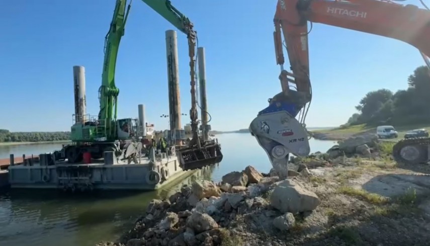 FOTO+VIDEO: Operatiune in desfasurare pe Dunare! Se lucreaza pentru a dirija o parte din debitul Dunarii de pe bratul Bala spre Dunarea Veche