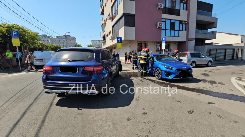 accident rutier la intersectia strazilor steagului si andrei poet muresanu din constanta doua autoturisme accident rutier la intersectia strazilor steagului si andrei poet muresanu din constanta doua autoturisme