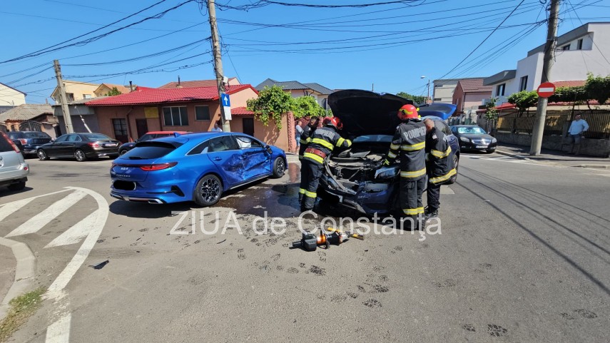 accident rutier la intersectia strazilor steagului si andrei poet muresanu din constanta doua autoturisme accident rutier la intersectia strazilor steagului si andrei poet muresanu din constanta doua autoturisme