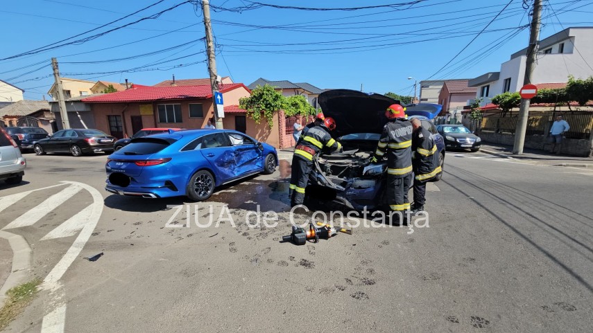 accident rutier la intersectia strazilor steagului si andrei poet muresanu din constanta doua autoturisme accident rutier la intersectia strazilor steagului si andrei poet muresanu din constanta doua autoturisme