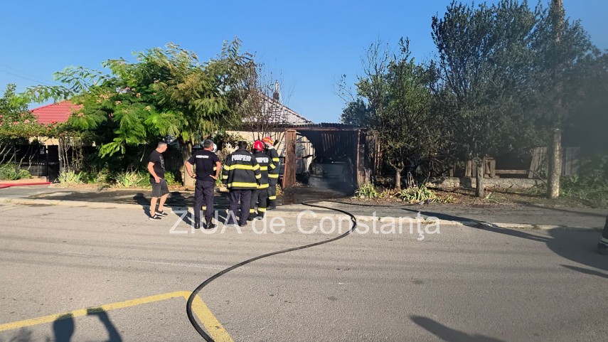 alerta de incendiu la navodari flacarile izbucnite de la o masina din garaj s au extins la o casa invecinata alerta de incendiu la navodari flacarile izbucnite de la o masina din garaj s au extins la o casa invecinata