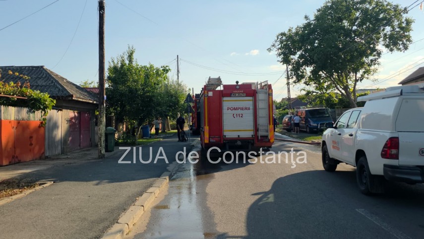 alerta de incendiu la navodari flacarile izbucnite de la o masina din garaj s au extins la o casa invecinata alerta de incendiu la navodari flacarile izbucnite de la o masina din garaj s au extins la o casa invecinata