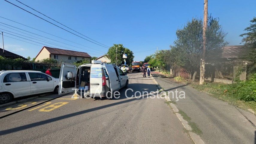 alerta de incendiu la navodari flacarile izbucnite de la o masina din garaj s au extins la o casa invecinata alerta de incendiu la navodari flacarile izbucnite de la o masina din garaj s au extins la o casa invecinata