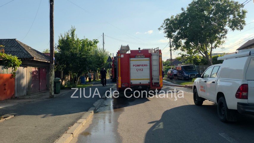 alerta de incendiu la navodari flacarile izbucnite de la o masina din garaj s au extins la o casa invecinata alerta de incendiu la navodari flacarile izbucnite de la o masina din garaj s au extins la o casa invecinata