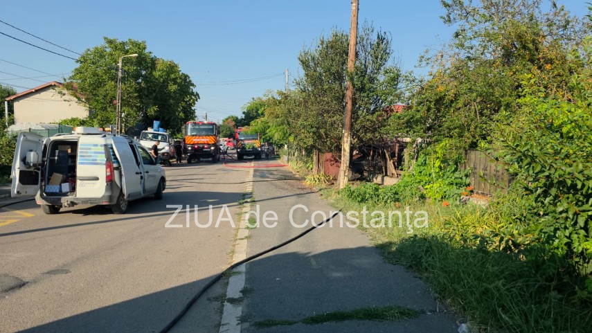 alerta de incendiu la navodari flacarile izbucnite de la o masina din garaj s au extins la o casa invecinata alerta de incendiu la navodari flacarile izbucnite de la o masina din garaj s au extins la o casa invecinata