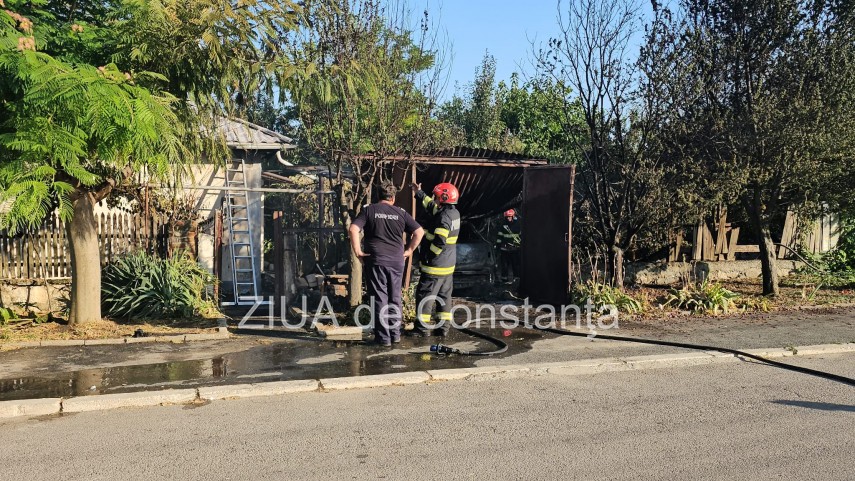 alerta de incendiu la navodari flacarile izbucnite de la o masina din garaj s au extins la o casa invecinata alerta de incendiu la navodari flacarile izbucnite de la o masina din garaj s au extins la o casa invecinata