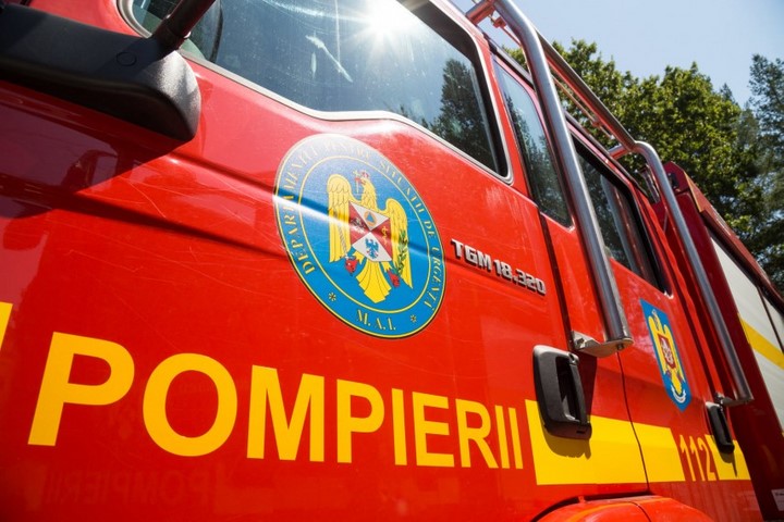 Alerta de incendiu la Navodari: Flacarile izbucnite de la o masina din garaj s-au extins la o casa invecinata 