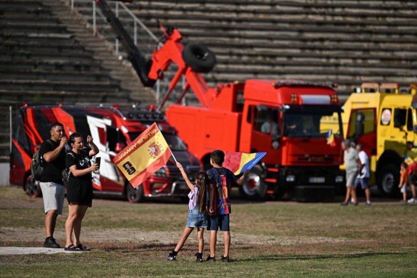 nationalele de soferi ale romaniei si spaniei au jucat la medgidia un meci caritabil mingea aruncata nationalele de soferi ale romaniei si spaniei au jucat la medgidia un meci caritabil mingea aruncata
