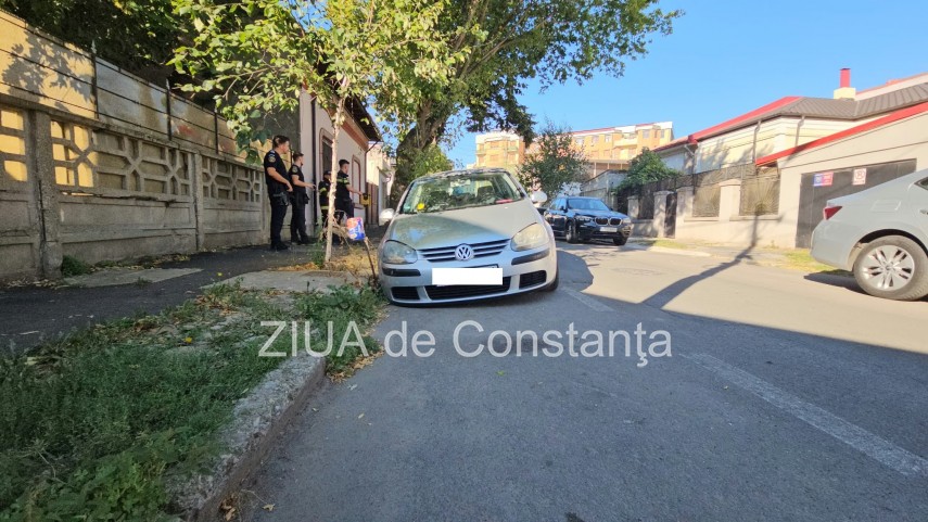 asfalt surpat pe o strada din constanta un autoturism a cazut in groapa 949123 asfalt surpat pe o strada din constanta un autoturism a cazut in groapa 949123