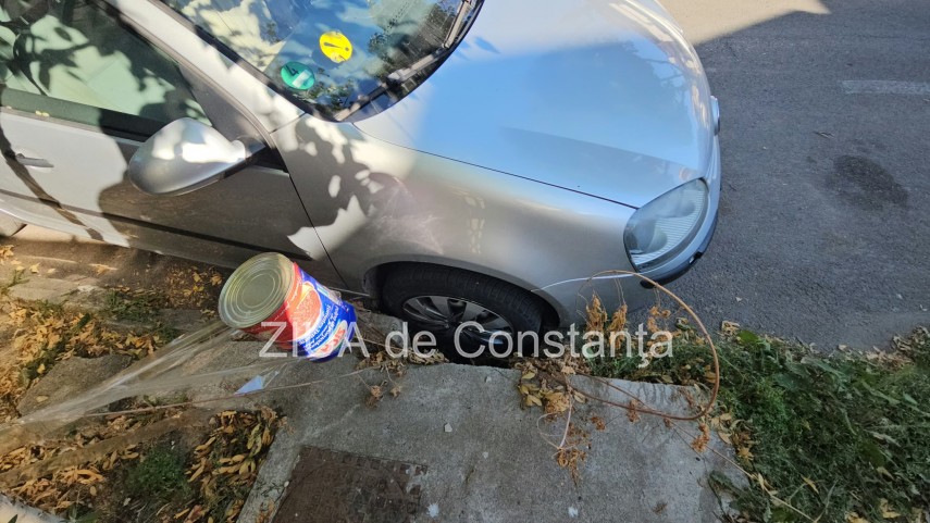 asfalt surpat pe o strada din constanta un autoturism a cazut in groapa 949123 asfalt surpat pe o strada din constanta un autoturism a cazut in groapa 949123