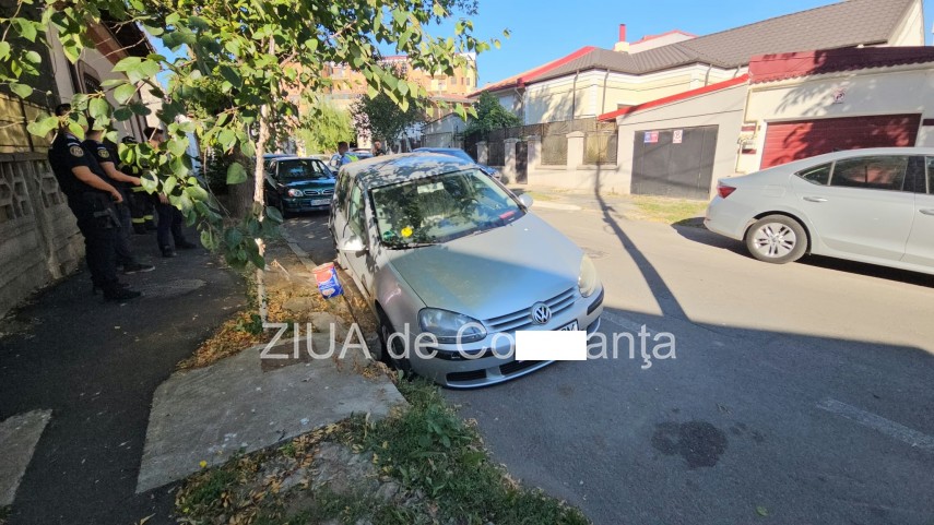 asfalt surpat pe o strada din constanta un autoturism a cazut in groapa 949123 asfalt surpat pe o strada din constanta un autoturism a cazut in groapa 949123