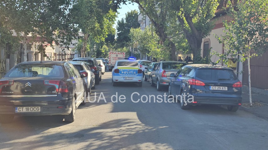 asfalt surpat pe o strada din constanta un autoturism a cazut in groapa 949123 asfalt surpat pe o strada din constanta un autoturism a cazut in groapa 949123