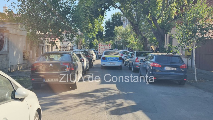 asfalt surpat pe o strada din constanta un autoturism a cazut in groapa 949123 asfalt surpat pe o strada din constanta un autoturism a cazut in groapa 949123
