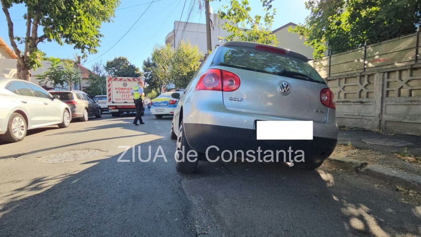 asfalt surpat pe o strada din constanta un autoturism a cazut in groapa 949123 asfalt surpat pe o strada din constanta un autoturism a cazut in groapa 949123