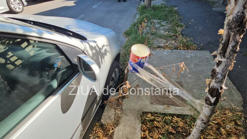 asfalt surpat pe o strada din constanta un autoturism a cazut in groapa 949123 asfalt surpat pe o strada din constanta un autoturism a cazut in groapa 949123
