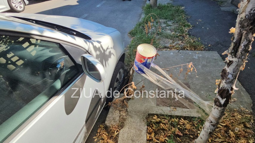 asfalt surpat pe o strada din constanta un autoturism a cazut in groapa 949123 asfalt surpat pe o strada din constanta un autoturism a cazut in groapa 949123