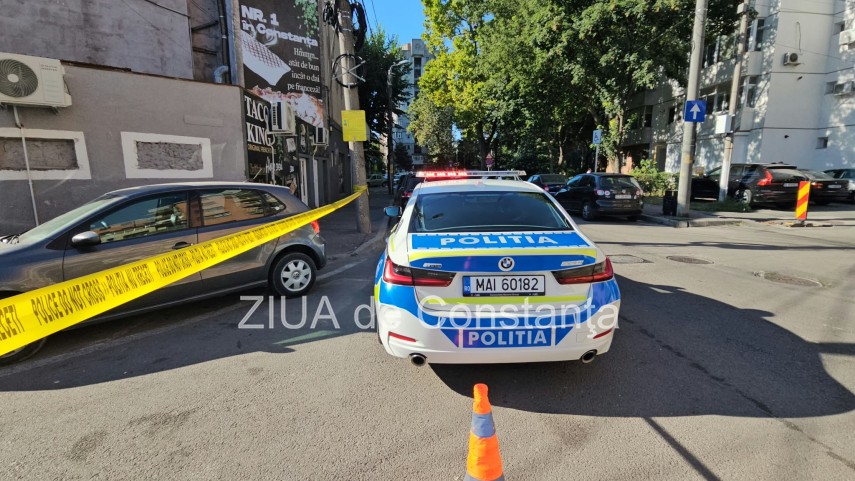 asfalt surpat pe o strada din constanta un autoturism a cazut in groapa 949123 asfalt surpat pe o strada din constanta un autoturism a cazut in groapa 949123