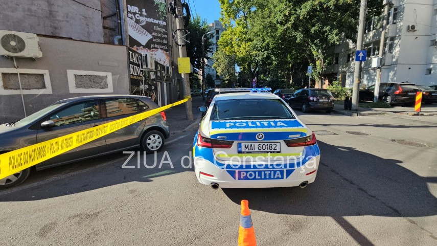 asfalt surpat pe o strada din constanta un autoturism a cazut in groapa 949123 asfalt surpat pe o strada din constanta un autoturism a cazut in groapa 949123