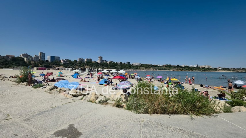 persoana scoasa inconstienta din apa pe plaja modern din constanta intervin mai multe echipaje medicale persoana scoasa inconstienta din apa pe plaja modern din constanta intervin mai multe echipaje medicale