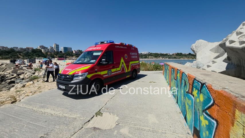 persoana scoasa inconstienta din apa pe plaja modern din constanta intervin mai multe echipaje medicale persoana scoasa inconstienta din apa pe plaja modern din constanta intervin mai multe echipaje medicale