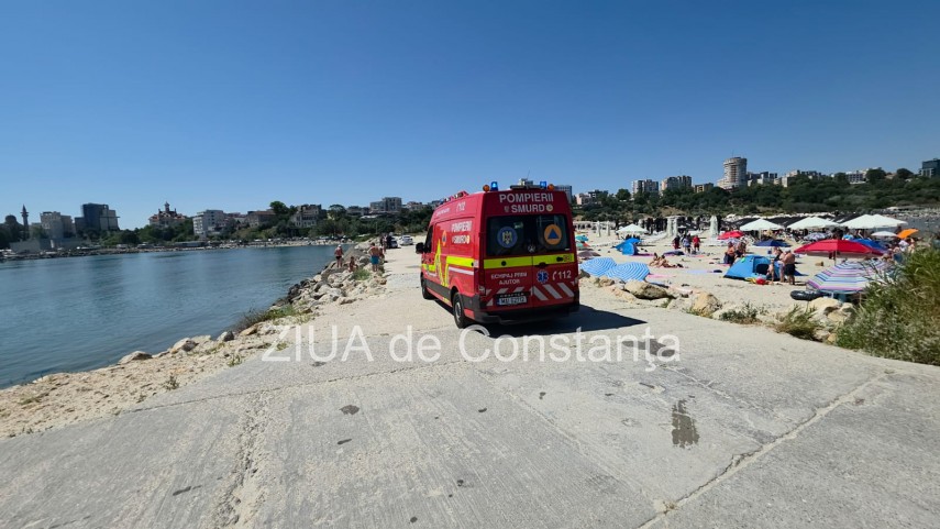 persoana scoasa inconstienta din apa pe plaja modern din constanta intervin mai multe echipaje medicale persoana scoasa inconstienta din apa pe plaja modern din constanta intervin mai multe echipaje medicale