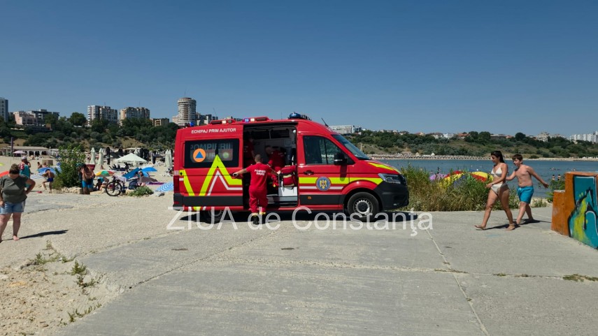 persoana scoasa inconstienta din apa pe plaja modern din constanta intervin mai multe echipaje medicale persoana scoasa inconstienta din apa pe plaja modern din constanta intervin mai multe echipaje medicale