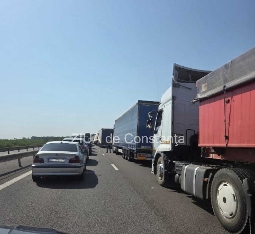 trafic blocat pe autostrada a1 pe sensul de mers spre bucuresti marfa dintr un tir imprastiata pe sosea trafic blocat pe autostrada a1 pe sensul de mers spre bucuresti marfa dintr un tir imprastiata pe sosea