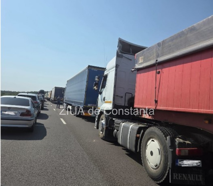 trafic blocat pe autostrada a1 pe sensul de mers spre bucuresti marfa dintr un tir imprastiata pe sosea trafic blocat pe autostrada a1 pe sensul de mers spre bucuresti marfa dintr un tir imprastiata pe sosea