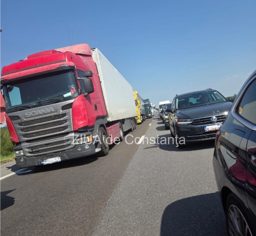 trafic blocat pe autostrada a1 pe sensul de mers spre bucuresti marfa dintr un tir imprastiata pe sosea trafic blocat pe autostrada a1 pe sensul de mers spre bucuresti marfa dintr un tir imprastiata pe sosea