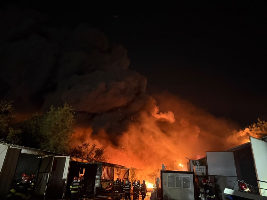 foto incendiu puternic la o hala din bucuresti 20 de autospeciale de stingere au fost mobilizate iar foto incendiu puternic la o hala din bucuresti 20 de autospeciale de stingere au fost mobilizate iar