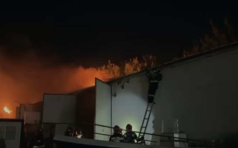 foto incendiu puternic la o hala din bucuresti 20 de autospeciale de stingere au fost mobilizate iar foto incendiu puternic la o hala din bucuresti 20 de autospeciale de stingere au fost mobilizate iar