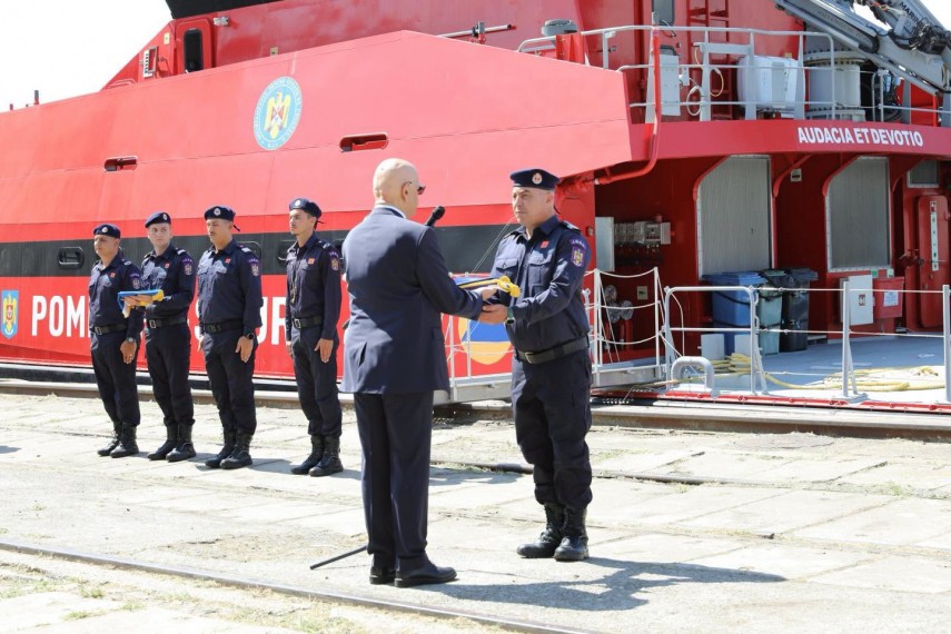 foto ceremonie in portul constanta nava de pompieri care poate interveni trei zile fara realimentare foto ceremonie in portul constanta nava de pompieri care poate interveni trei zile fara realimentare