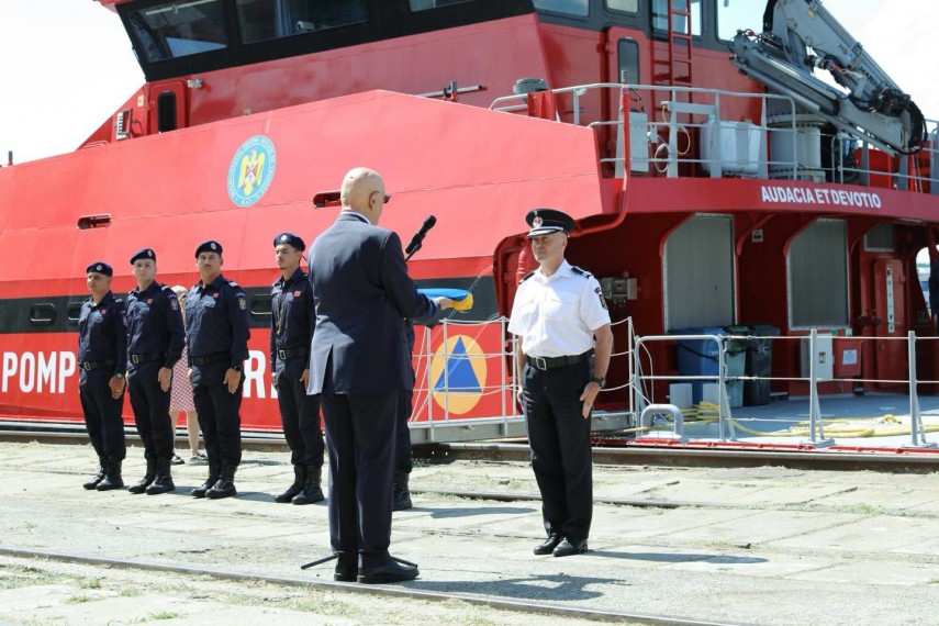 foto ceremonie in portul constanta nava de pompieri care poate interveni trei zile fara realimentare foto ceremonie in portul constanta nava de pompieri care poate interveni trei zile fara realimentare