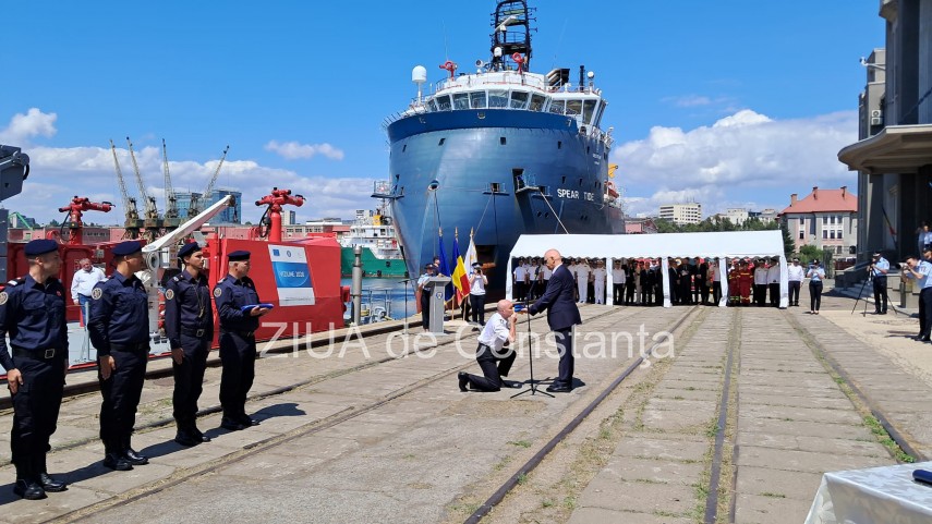foto video nava multirol de stingere a incendiilor si salupa intra in dotarea igsu ceremonie in portul foto video nava multirol de stingere a incendiilor si salupa intra in dotarea igsu ceremonie in portul