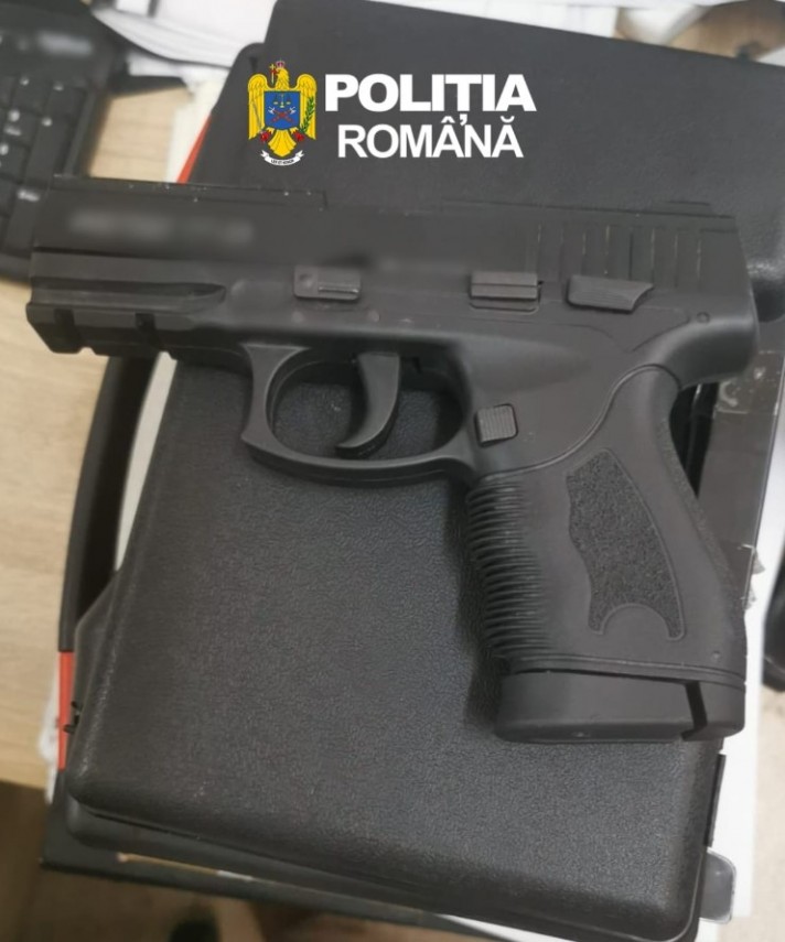 foto trei barbati retinuti la constanta pentru contrabanda cu arme si uz de arma 949518 foto trei barbati retinuti la constanta pentru contrabanda cu arme si uz de arma 949518
