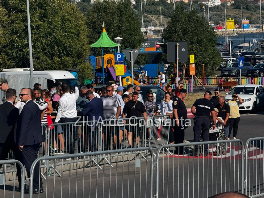 foto mii de constanteni si turisti sarabtoresc ziua marinei romane in portul constanta 949659 foto mii de constanteni si turisti sarabtoresc ziua marinei romane in portul constanta 949659