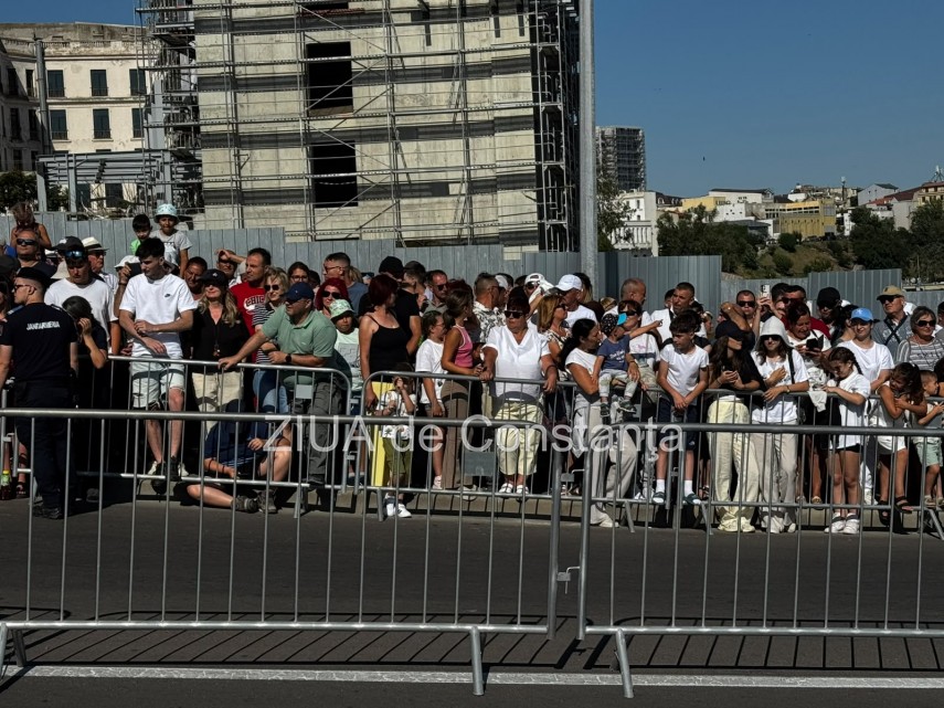foto mii de constanteni si turisti sarabtoresc ziua marinei romane in portul constanta 949659 foto mii de constanteni si turisti sarabtoresc ziua marinei romane in portul constanta 949659