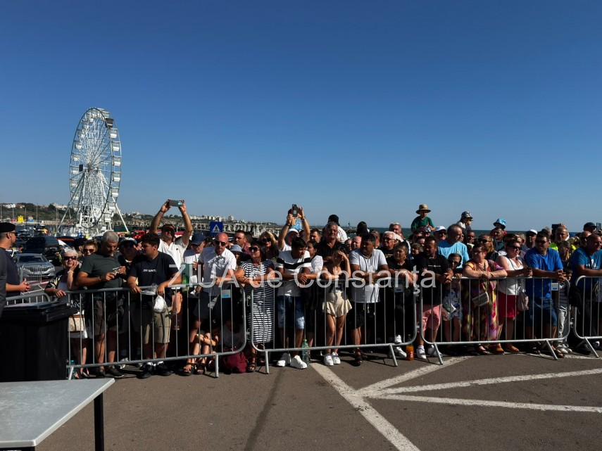 foto mii de constanteni si turisti sarabtoresc ziua marinei romane in portul constanta 949659 foto mii de constanteni si turisti sarabtoresc ziua marinei romane in portul constanta 949659