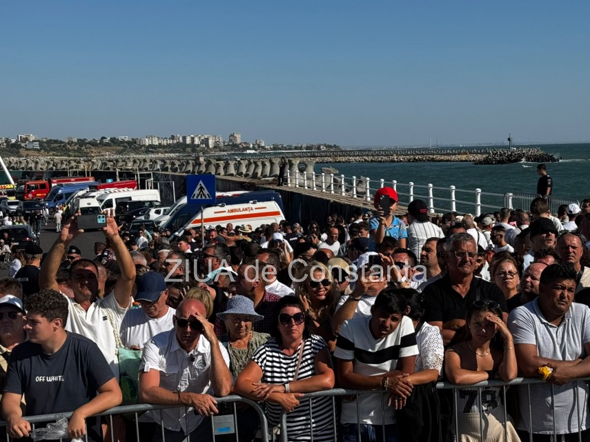 foto mii de constanteni si turisti sarabtoresc ziua marinei romane in portul constanta 949659 foto mii de constanteni si turisti sarabtoresc ziua marinei romane in portul constanta 949659