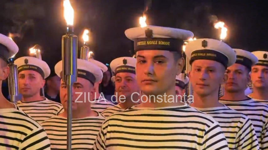 foto video spectacol pe faleza din constanta marinarii militari au incheiat ziua marinei cu retragerea foto video spectacol pe faleza din constanta marinarii militari au incheiat ziua marinei cu retragerea